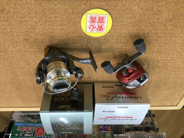 狭山店　本日の釣具買取商品　第７弾！「ダイワ　０５リベルトピクシー・エアリーレッド－Ｌ（レア！極上ウルトラ超美品）＆シマノ　９８ツインパワー　２０００ＤＨなどが、買取入荷しました！」（狭山店）サムネイル